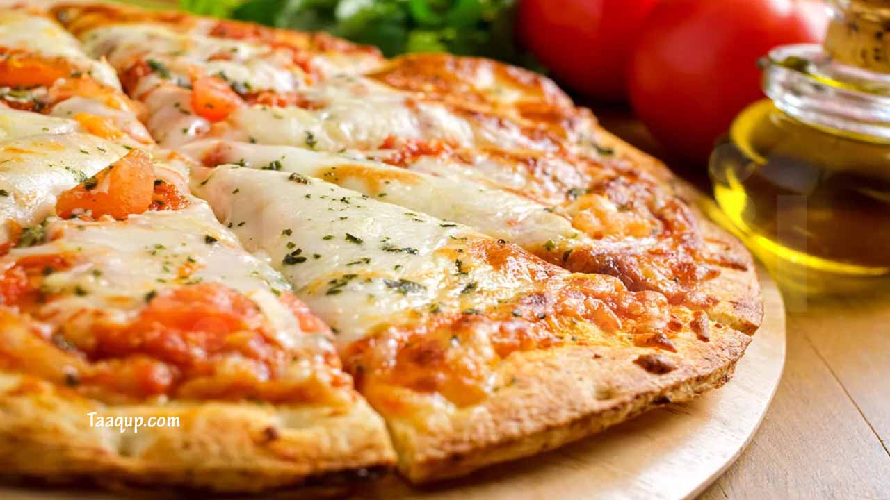 طريقة عمل البيتزا الايطالي بالجبنة في المنزل