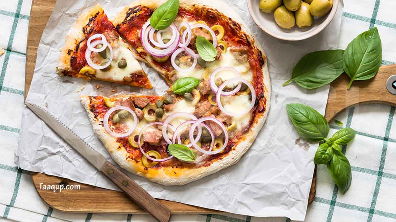 تعرف على طريقة عمل البيتزا بالتونة، إضافة إلى مقادير وتحضير بيتزا بالتونه في المنزل ألذ من المطاعم 100 مرة.