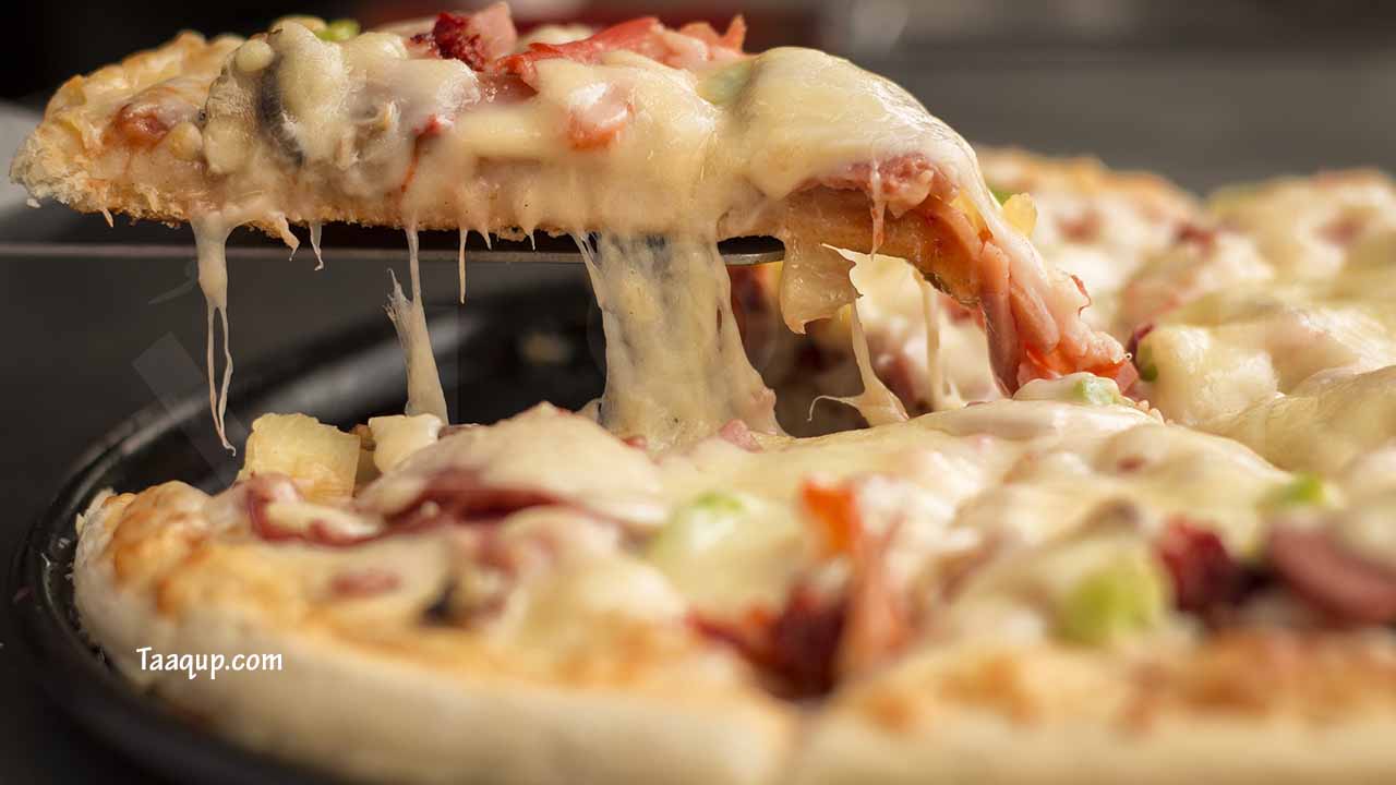طريقة تحضير وعمل البيتزا بالفراخ والجبنة الموتزاريلا، إضافة إلى مقادير عمل البيتزا بالجبنه، وخطوات عمل بيتزا بالفراخ في المنزل.