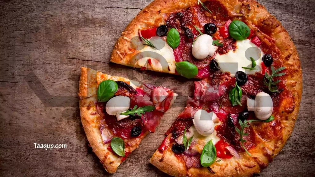 تعرف على إجابة تساؤل لماذا يتم تقطيع البيتزا إلى قطع مثلثة؟ (مثلثات البيتزا) أو بيتزا مثلث.. و علبة البيتزا مربعة وشكلها دائري؟.