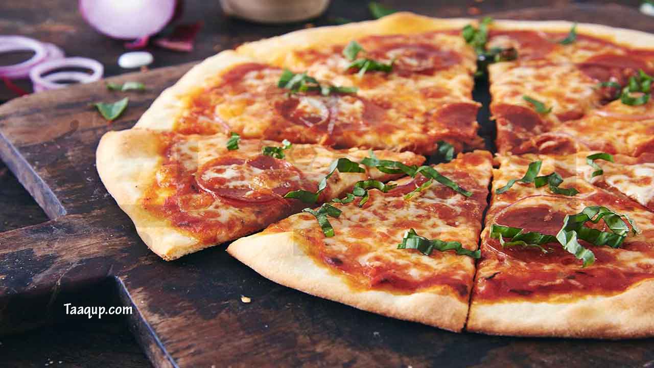 اعرفي على كيفية عمل عجينة بيتزا طرية ولذيذة بدون خميرة، إضافة إلى طريقة عمل عجينة البيتزا الهشة في البيت بكل سهولة.